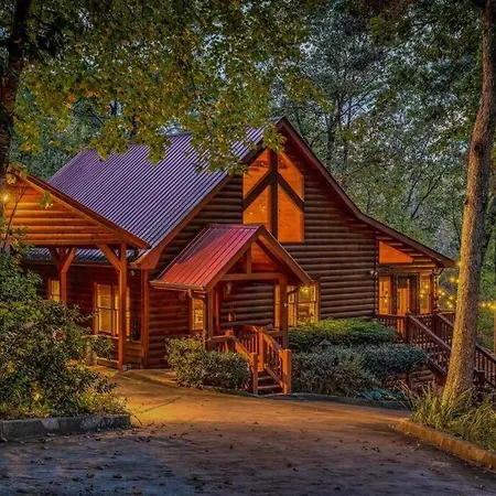 Story Book Cabin With Mountain Views, Game Cave, Hot Tub And Close To Downtown
